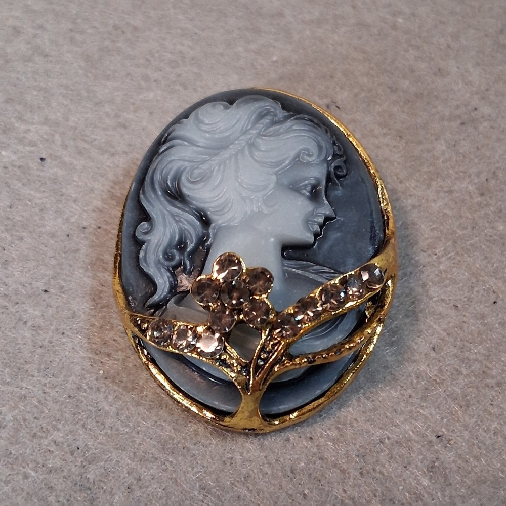 Vintage Style Gray Cameo Jewelry Set - Modern Victorian Revival Cuff & Brooch - Picture 9 of 16
